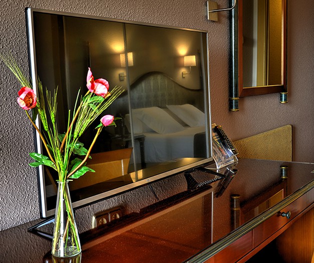 Doppelzimmer mit französischem bett – ausblick auf toledo Hotel Beatriz Toledo Auditórium & Spa